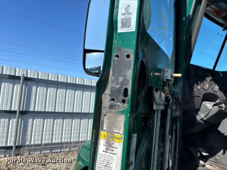 image for item YA2315 2016 Mack CXU613 semi truck