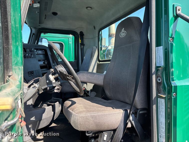 image for item YA2315 2016 Mack CXU613 semi truck