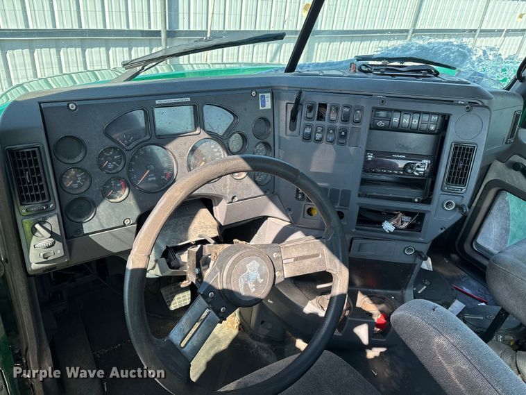 image for item YA2315 2016 Mack CXU613 semi truck