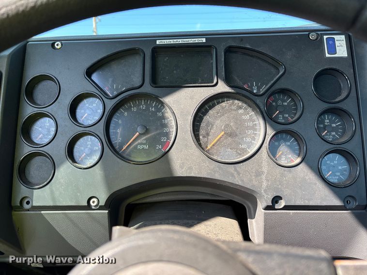 image for item YA2315 2016 Mack CXU613 semi truck