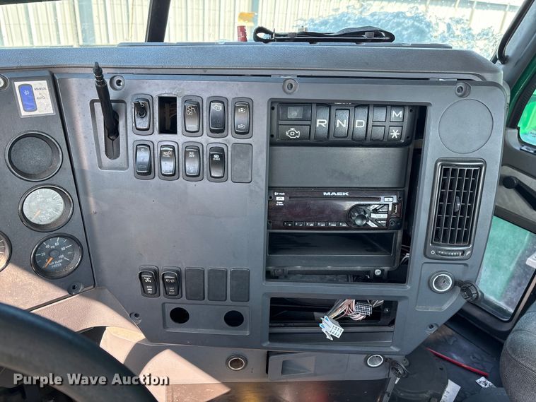 image for item YA2315 2016 Mack CXU613 semi truck