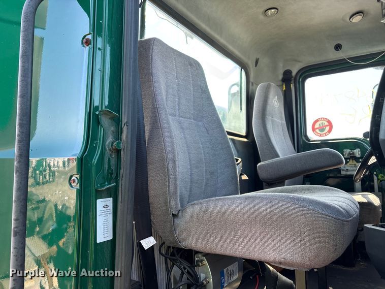 image for item YA2315 2016 Mack CXU613 semi truck