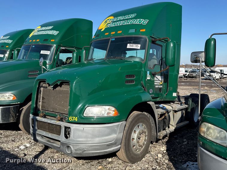 image for item YA2316 2016 Mack CXU613 semi truck