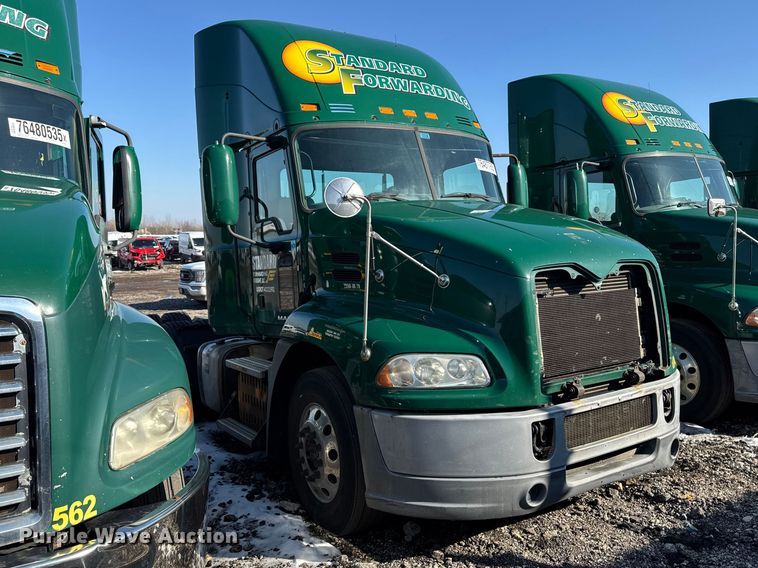 image for item YA2316 2016 Mack CXU613 semi truck