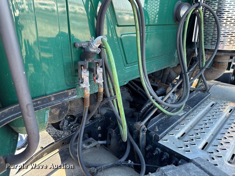 image for item YA2316 2016 Mack CXU613 semi truck