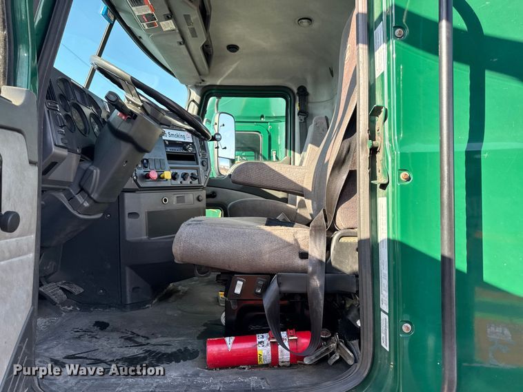 image for item YA2316 2016 Mack CXU613 semi truck