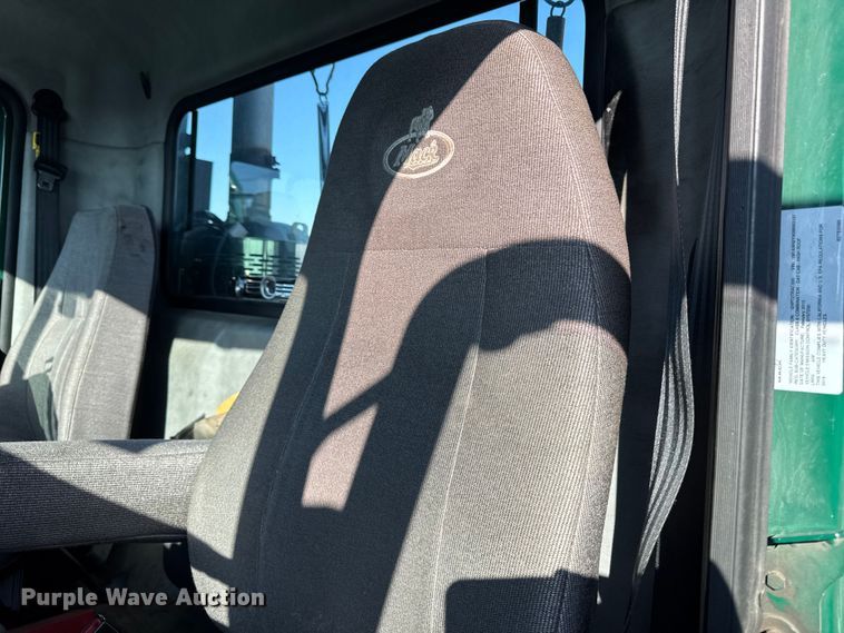 image for item YA2316 2016 Mack CXU613 semi truck