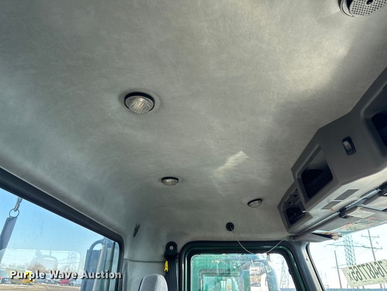 image for item YA2316 2016 Mack CXU613 semi truck