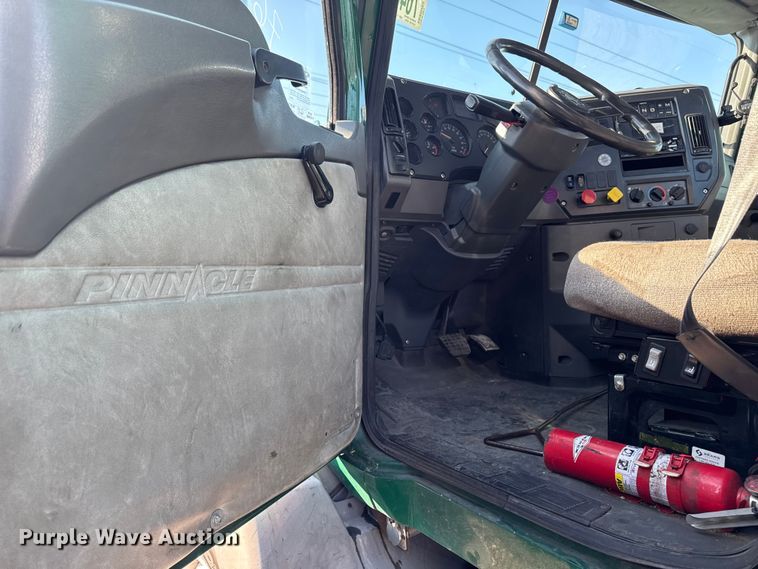 image for item YA2317 2016 Mack CXU613 semi truck