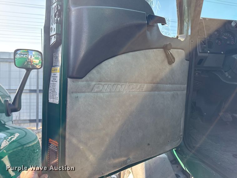 image for item YA2317 2016 Mack CXU613 semi truck