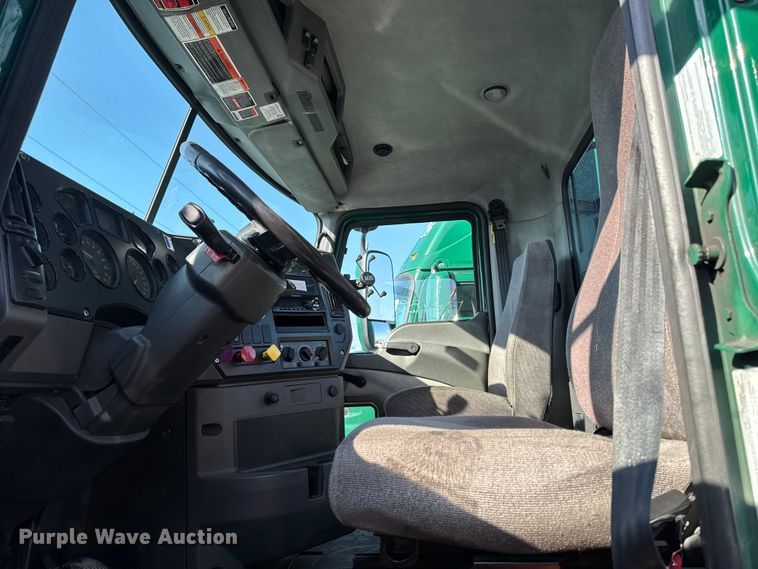 image for item YA2317 2016 Mack CXU613 semi truck