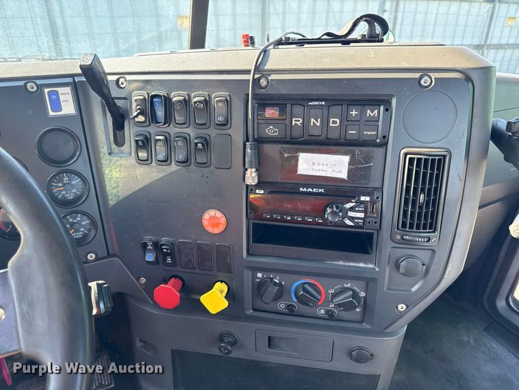 image for item YA2317 2016 Mack CXU613 semi truck