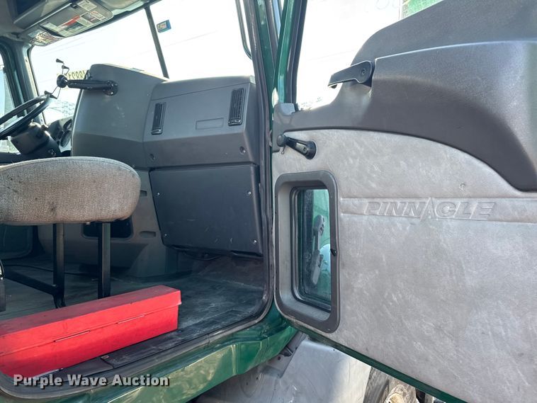 image for item YA2317 2016 Mack CXU613 semi truck