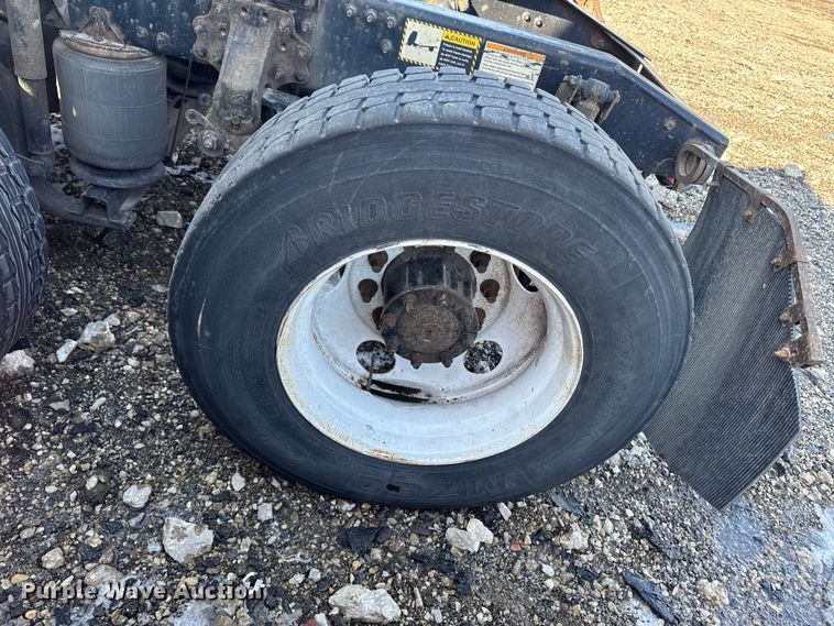 image for item YA2317 2016 Mack CXU613 semi truck