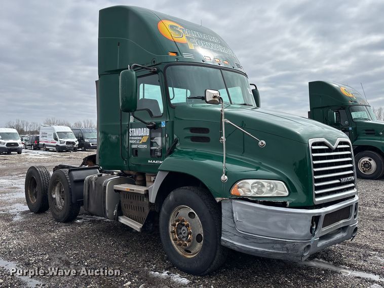 image for item YA2318 2016 Mack CXU613 semi truck