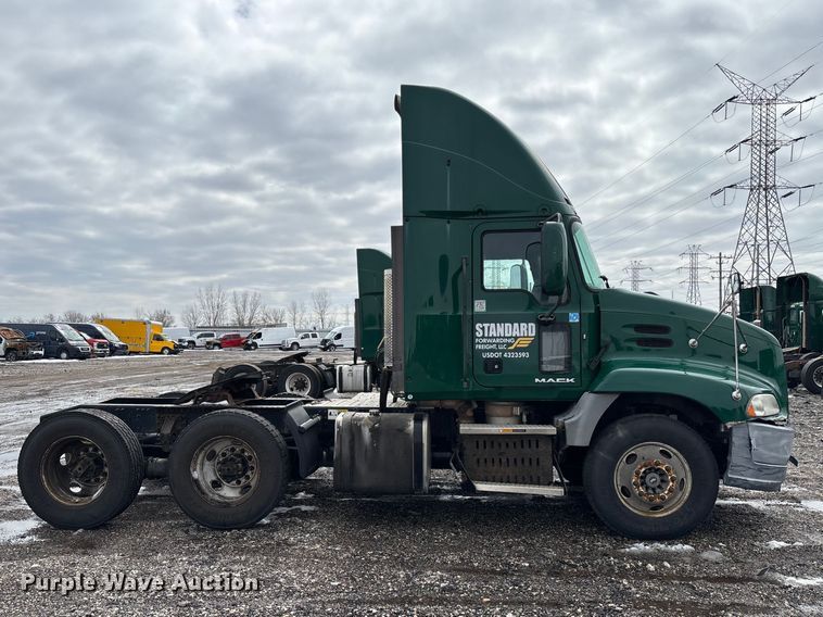 image for item YA2318 2016 Mack CXU613 semi truck