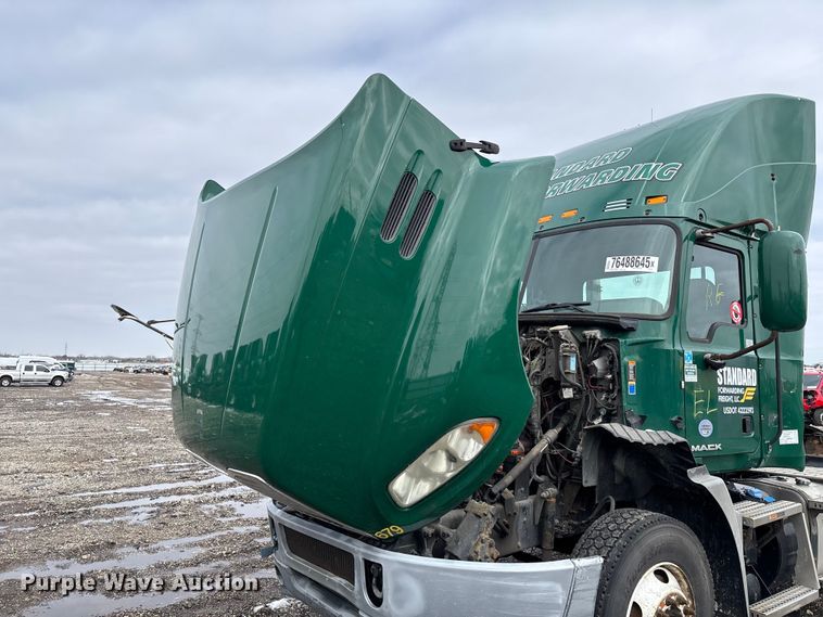 image for item YA2318 2016 Mack CXU613 semi truck