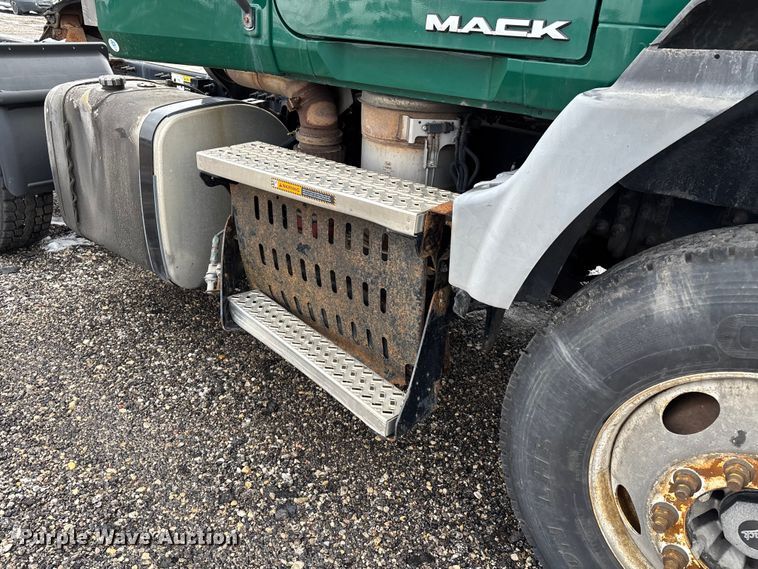 image for item YA2318 2016 Mack CXU613 semi truck