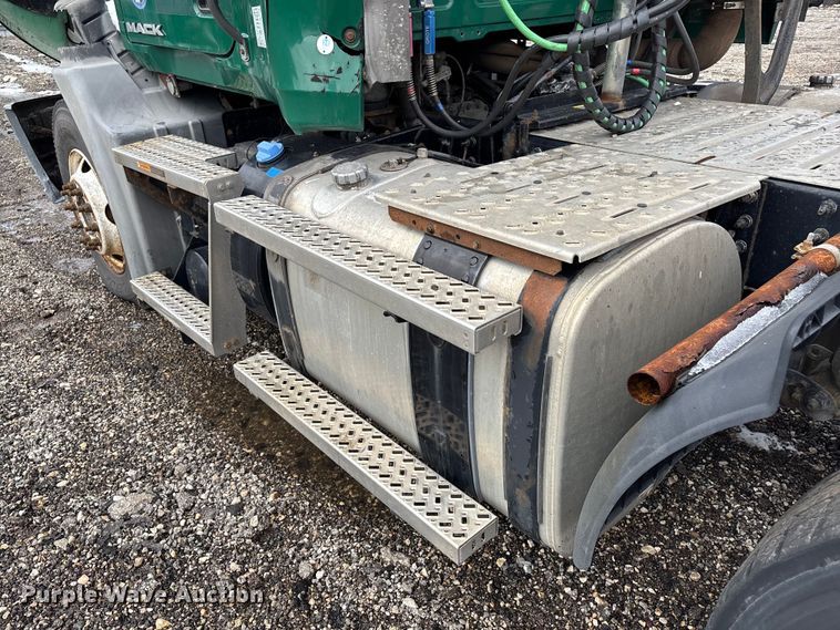 image for item YA2318 2016 Mack CXU613 semi truck