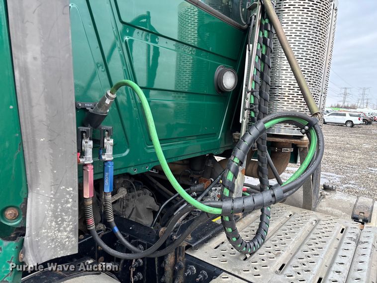 image for item YA2318 2016 Mack CXU613 semi truck