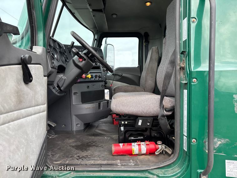 image for item YA2318 2016 Mack CXU613 semi truck