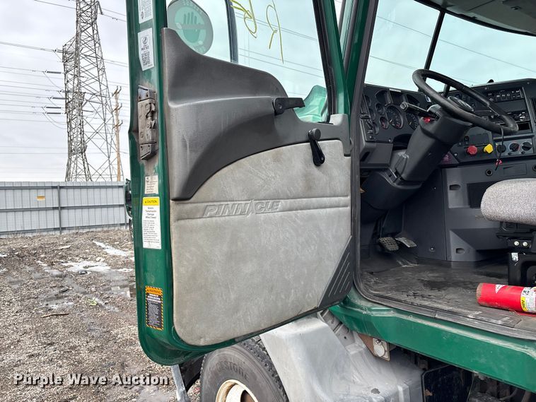 image for item YA2318 2016 Mack CXU613 semi truck