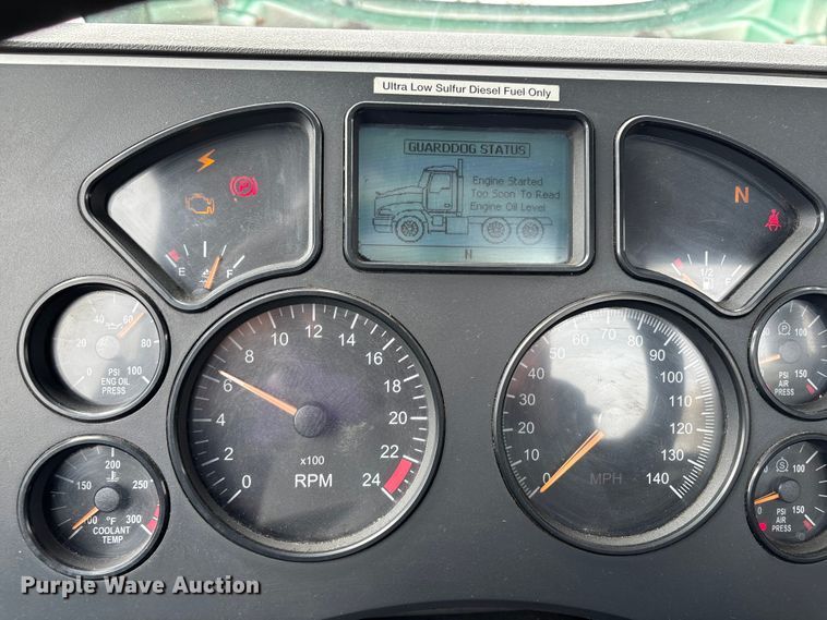 image for item YA2318 2016 Mack CXU613 semi truck