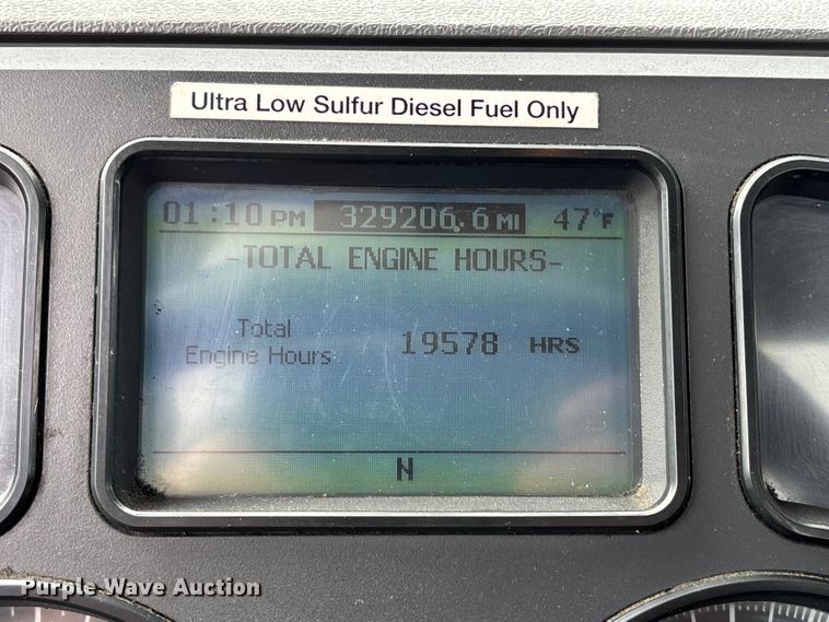 image for item YA2318 2016 Mack CXU613 semi truck