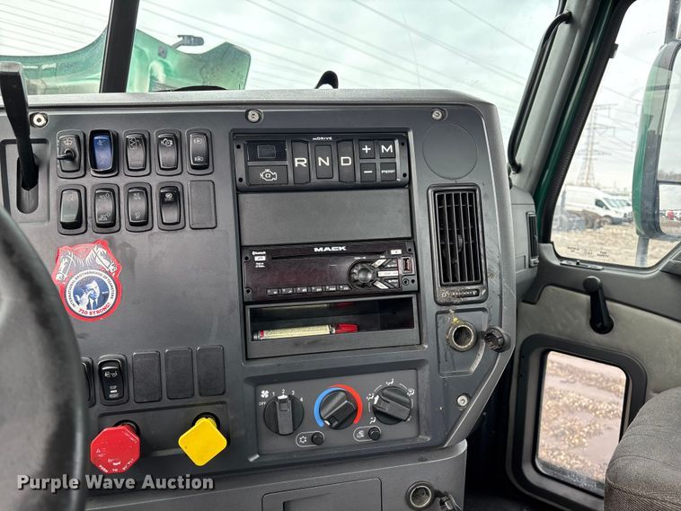 image for item YA2318 2016 Mack CXU613 semi truck