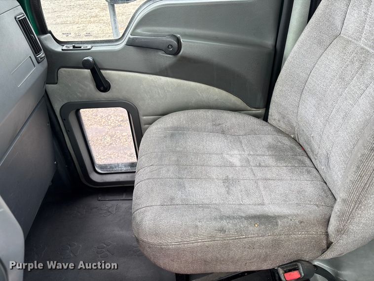 image for item YA2318 2016 Mack CXU613 semi truck