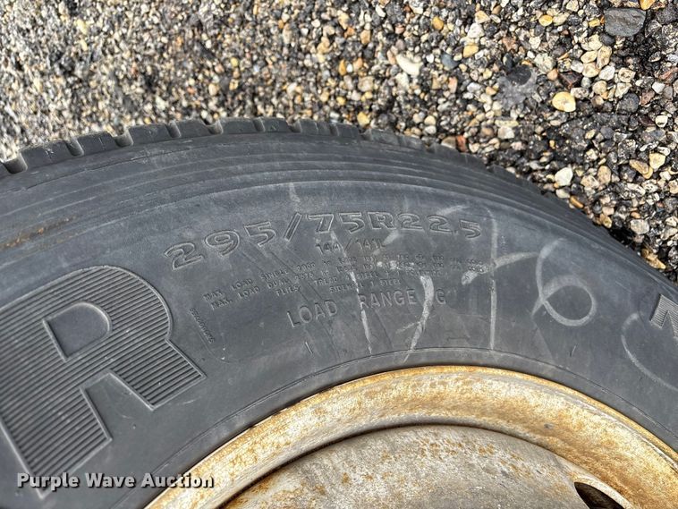 image for item YA2318 2016 Mack CXU613 semi truck