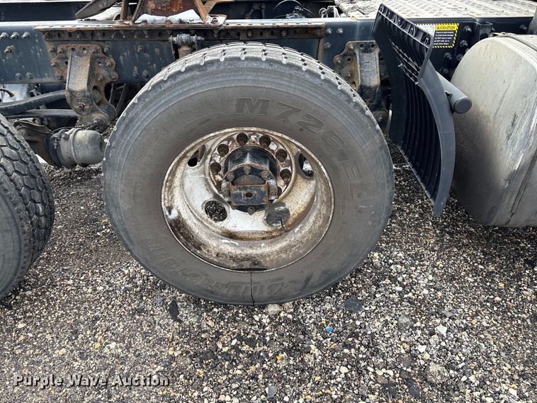 image for item YA2318 2016 Mack CXU613 semi truck