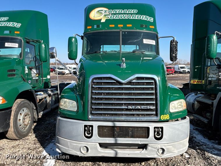 image for item YA2319 2016 Mack CXU613 semi truck