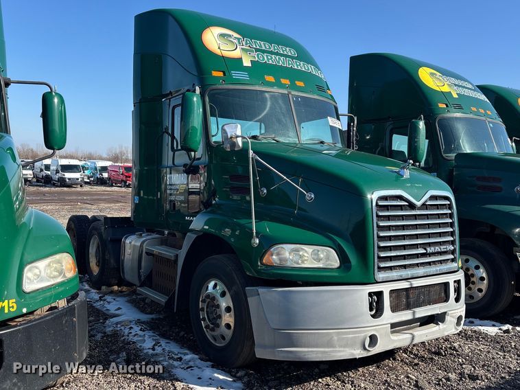 image for item YA2319 2016 Mack CXU613 semi truck