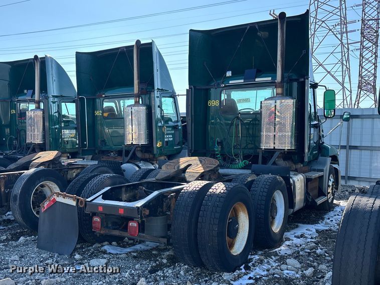 image for item YA2319 2016 Mack CXU613 semi truck