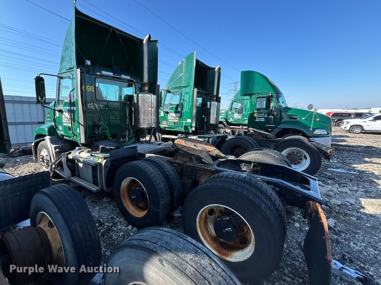 image for item YA2319 2016 Mack CXU613 semi truck