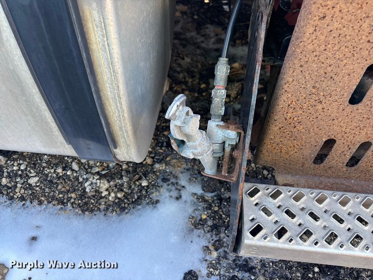 image for item YA2319 2016 Mack CXU613 semi truck