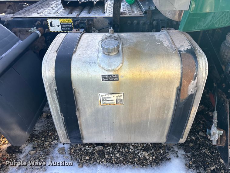 image for item YA2319 2016 Mack CXU613 semi truck