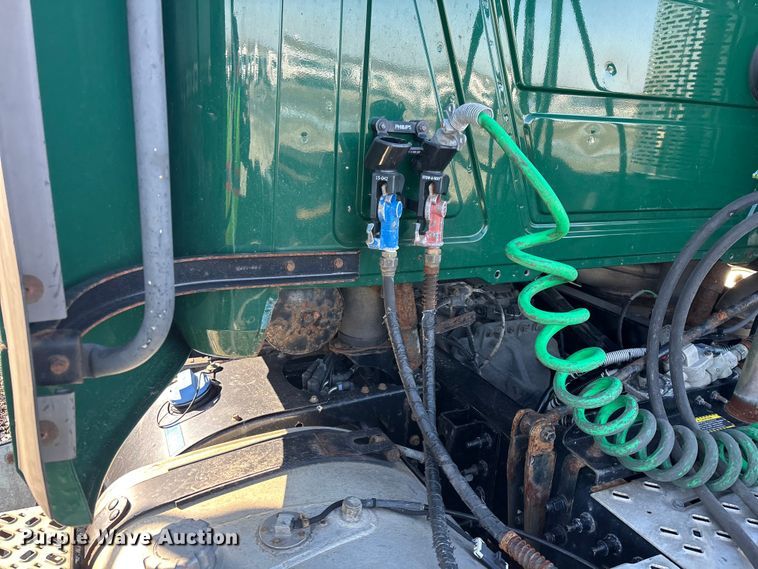 image for item YA2319 2016 Mack CXU613 semi truck