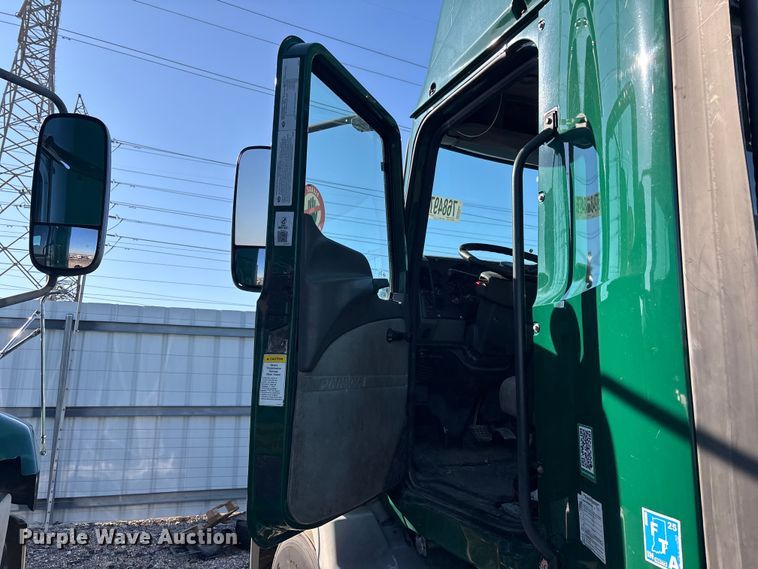 image for item YA2319 2016 Mack CXU613 semi truck