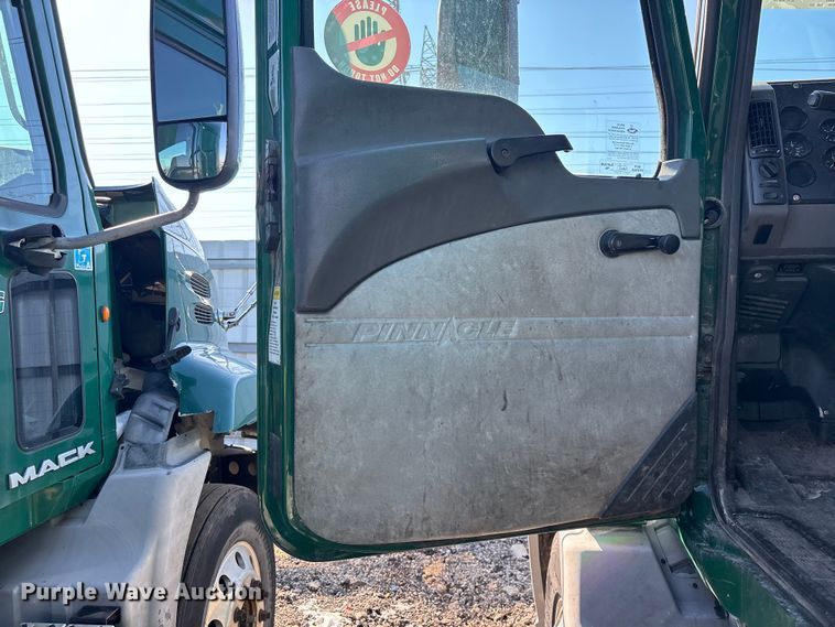 image for item YA2319 2016 Mack CXU613 semi truck