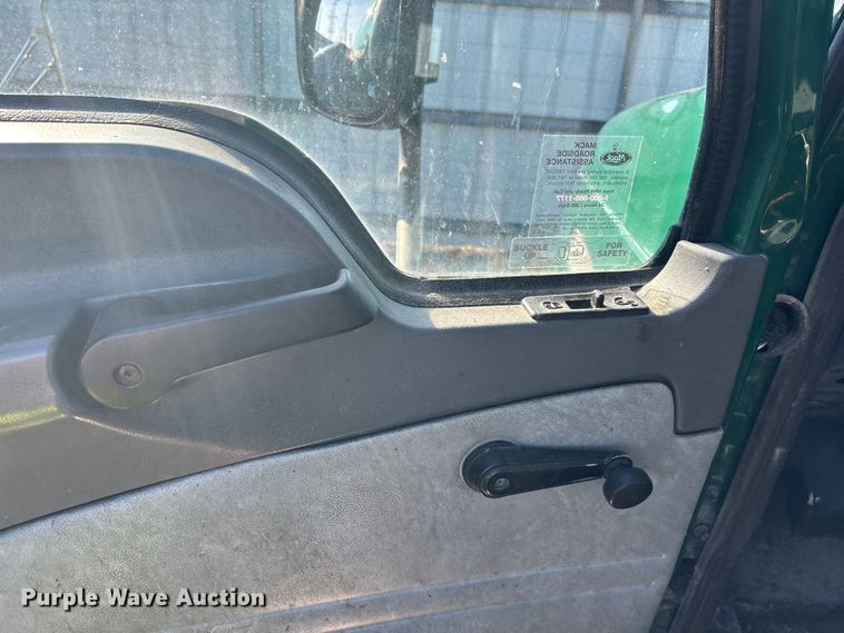 image for item YA2319 2016 Mack CXU613 semi truck