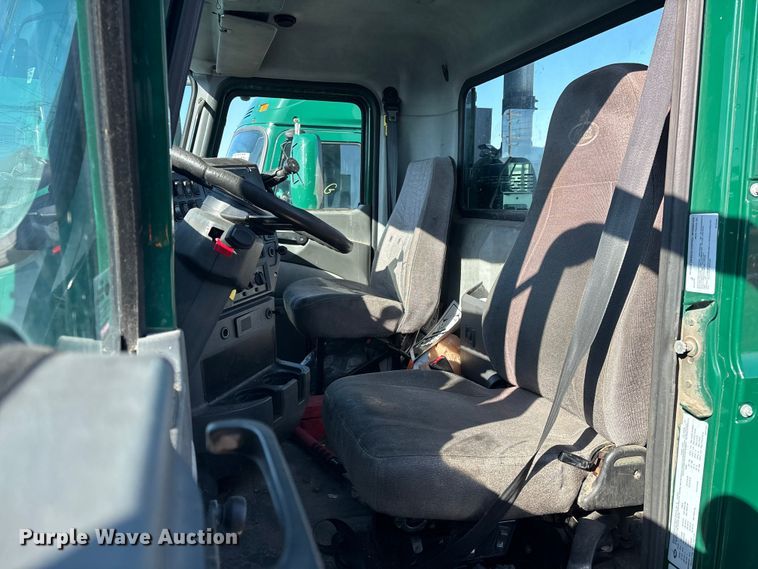 image for item YA2319 2016 Mack CXU613 semi truck