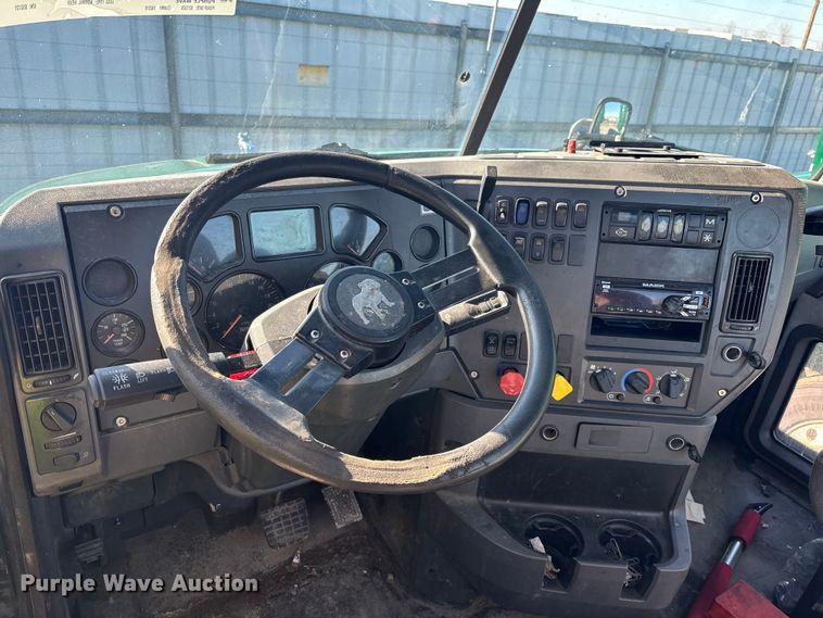 image for item YA2319 2016 Mack CXU613 semi truck