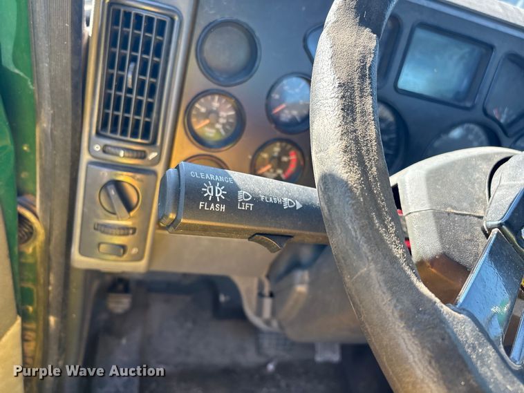 image for item YA2319 2016 Mack CXU613 semi truck