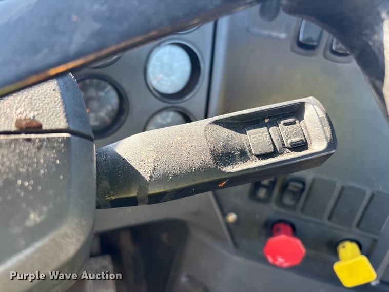 image for item YA2319 2016 Mack CXU613 semi truck