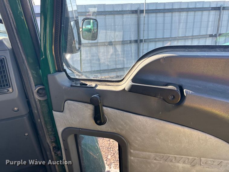 image for item YA2319 2016 Mack CXU613 semi truck