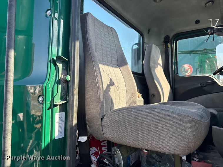 image for item YA2319 2016 Mack CXU613 semi truck