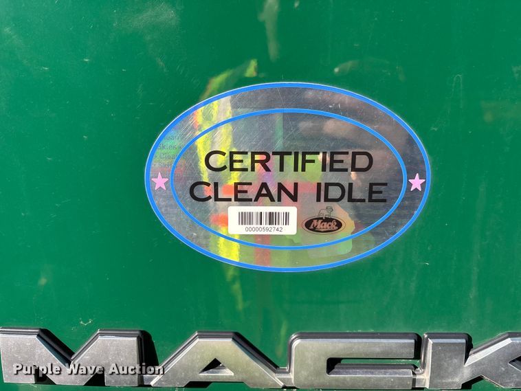 image for item YA2319 2016 Mack CXU613 semi truck