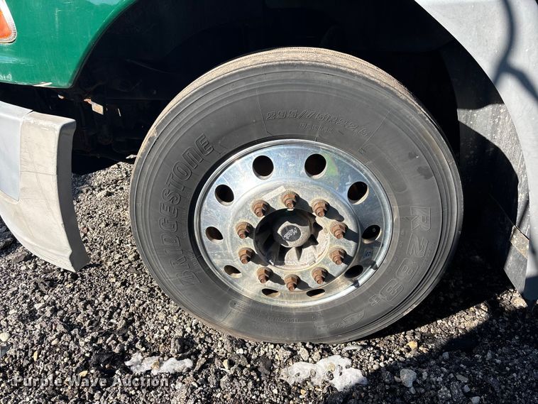 image for item YA2319 2016 Mack CXU613 semi truck